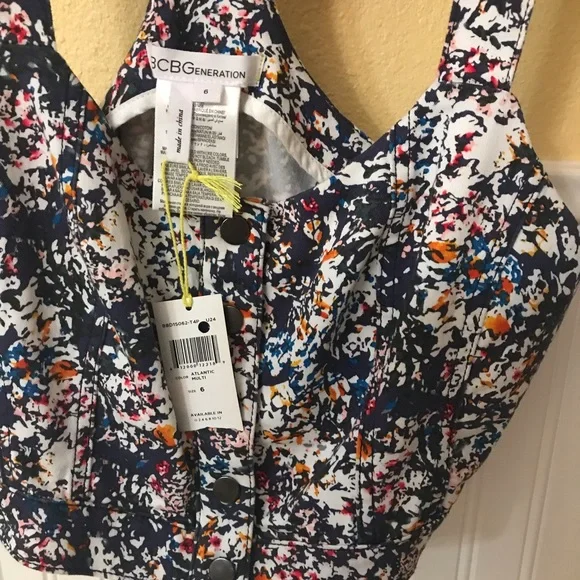 BCBGeneration Crop Top Size 6 Floral print/buttons racerback style NWT - Picture 3 of 6